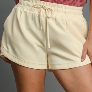 UMGEE #29 - NWT Women's Cream Shorts (bin S1) Plus